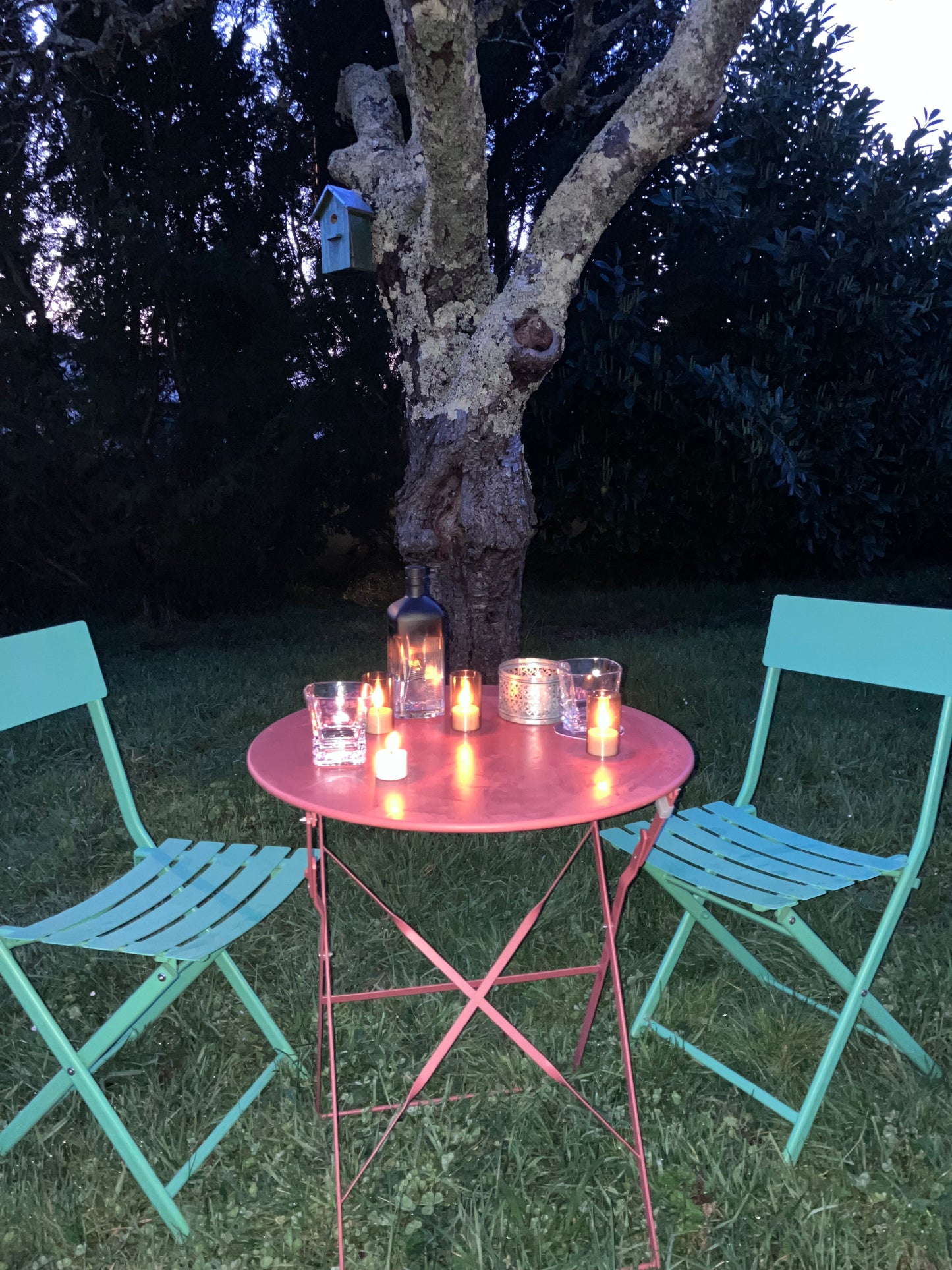 Bougies LED rechargeables pour déco intérieure ou extérieure cosy : vue rapprochée sur table avec flammes douces, verres et élément déco, parfait pour apéritif feutré.