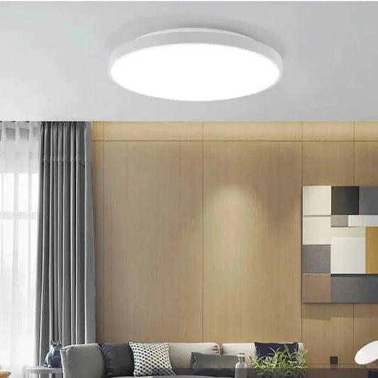 Éclairage LED connecté Tuya contrôlé par smartphone dans une maison intelligente