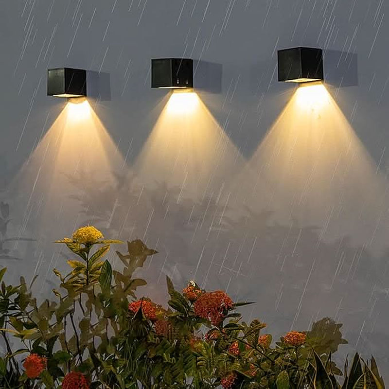 Applique murale solaire LED Buenosaires éclairant une façade sous la pluie