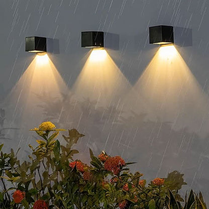 Applique murale solaire LED Buenosaires éclairant une façade sous la pluie