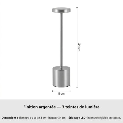 Lampe de table LED argentée à tête ronde, hauteur 34 cm et socle de 8 cm de diamètre.