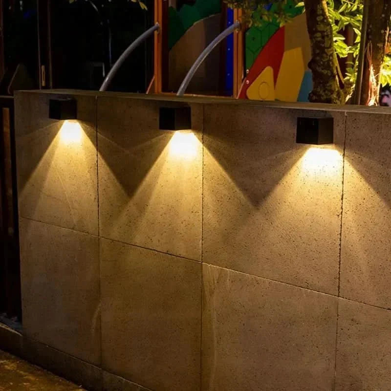 Appliques murales solaires LED Buenosaires avec éclairage blanc chaud sur façade