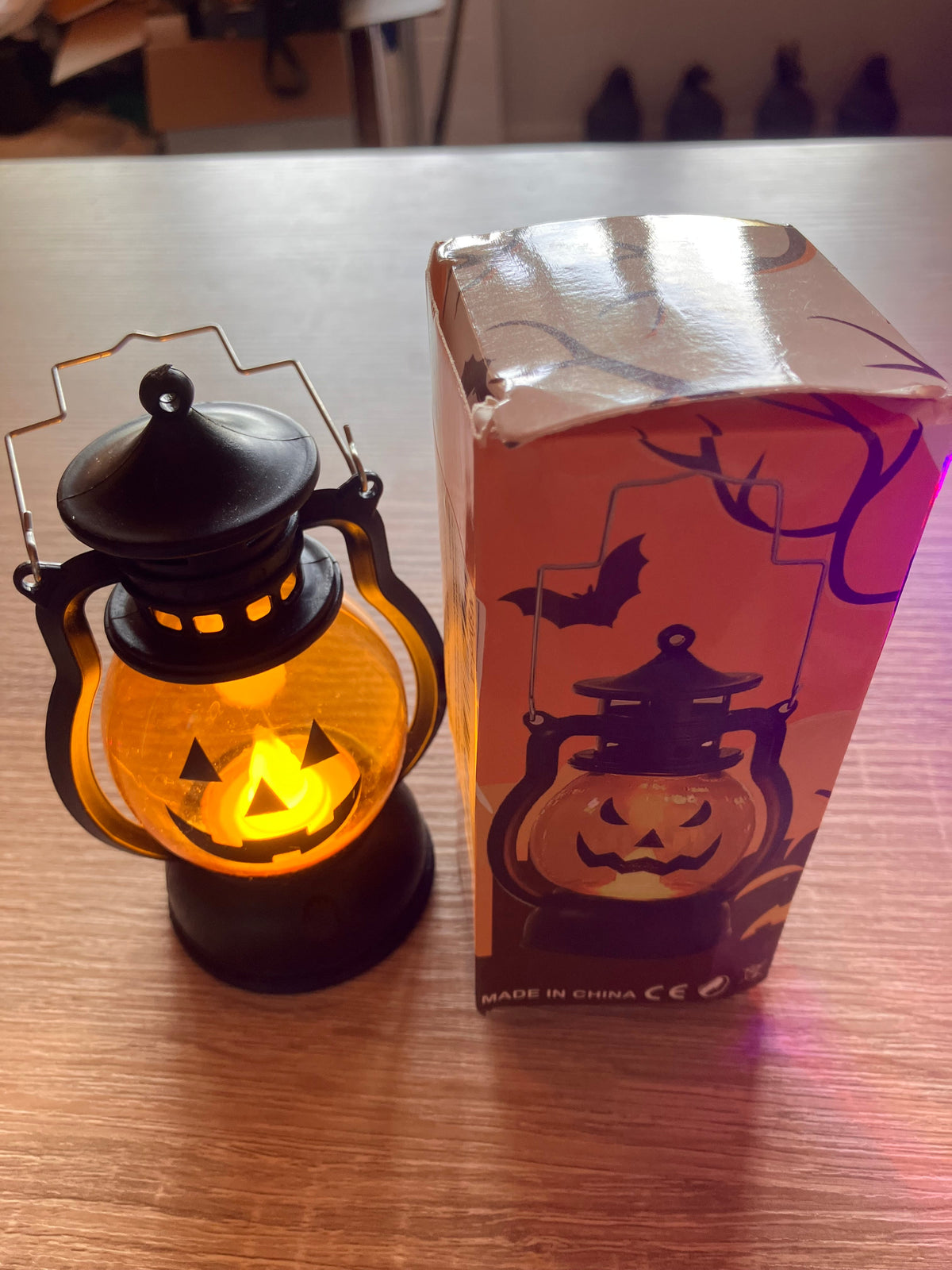 Lanterne Halloween LED citrouille posée sur table – ambiance chaude