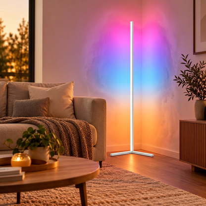 Lampadaire LED RGB WiFi blanc dans un salon moderne avec éclairage multicolore
