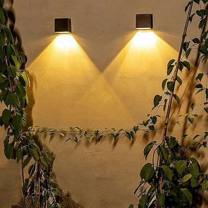 Appliques murales solaires LED Buenosaires avec éclairage blanc chaud sur mur extérieur