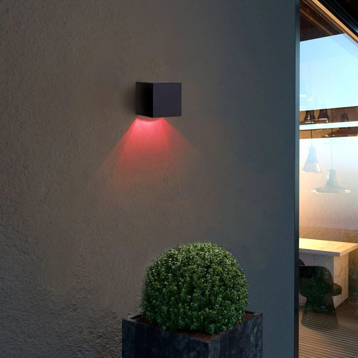 Applique murale solaire LED Buenosaires avec éclairage rouge sur façade extérieure