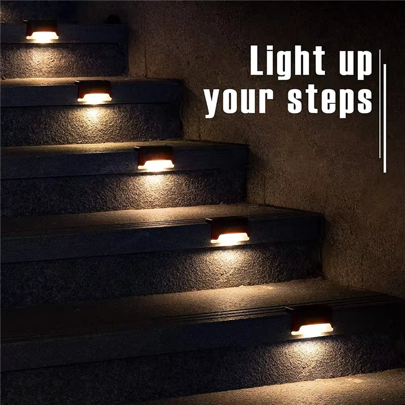 Lampes solaires LED éclairant les marches d’un escalier extérieur la nuit
